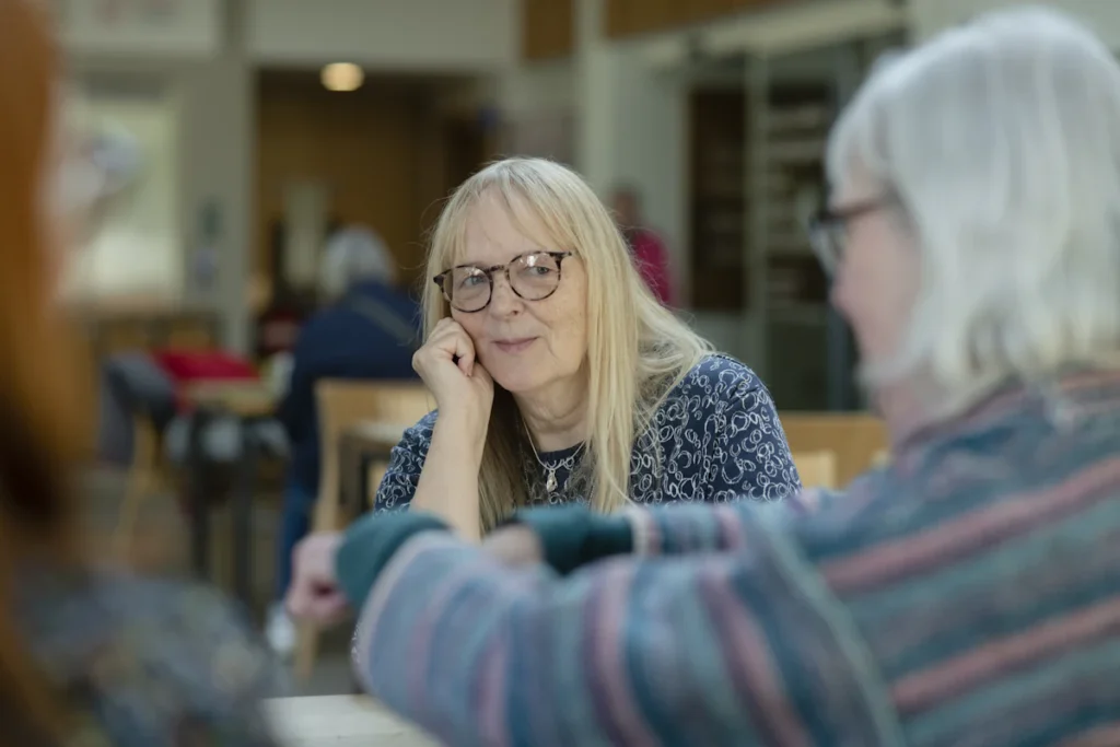 Conversa tranquila entre duas mulheres numa sala