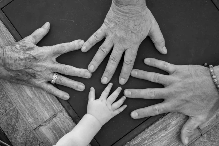 Mãos de várias gerações da mesma família juntas