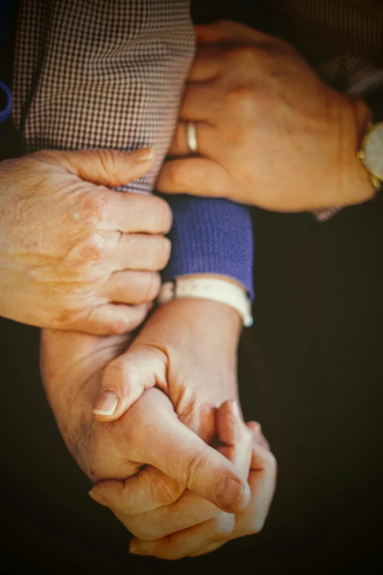Mãos de familiares unidas num gesto de apoio